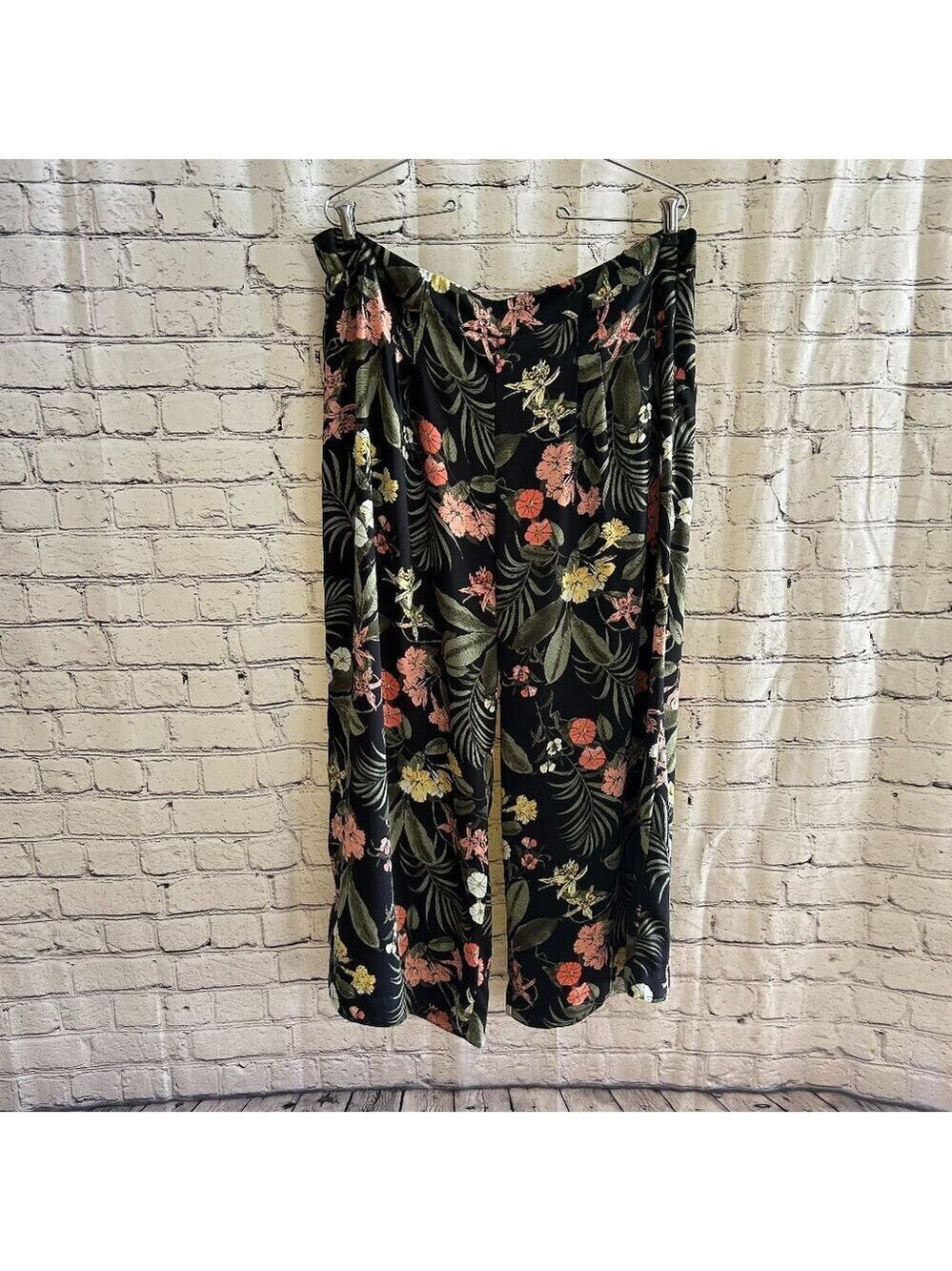 Ladies Liz Claiborne Wide legged Capris Size 14